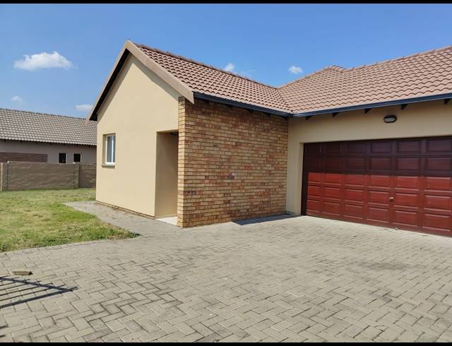 3 BEDROOM TOWNHOUSE FOR SALE IN WATERKLOOF AH